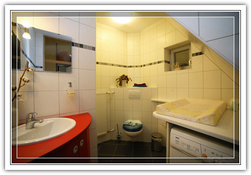 Toilette und Wickelgelegenheit